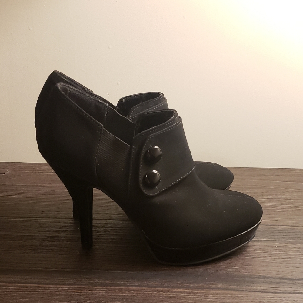 UNLISTED Kenneth Cole ankle booties